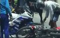 Pengendara Yamaha R15 Injak-injak Jupiter, Sudah Jatuh Masih Disalahkan