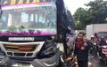 CR-V Gagal Lolos, Bus Hilang Seperempat Muka, Mengiris Truk Dari Kanan