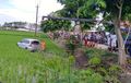 Daihatsu Xenia Ngantuk Bablas ke Sawah, Tak Sadar 5 Petani Ikut Disambar