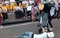 Freestyler Gagal Stoppie Kecup Pacar Malah Kecup Aspal, Ceweknya Jadi Dikecup Honda BeAT