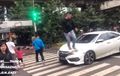 Honda Civic Turbo Diinjak Pejalan Kaki, Pengemudi Panas Nantang