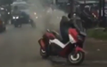 Yamaha NMAX Berasap Tebal, Jok Dibuka, Pemotor Buru-buru Siram Air