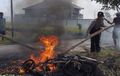 Kelakuan Orang Gila Bikin Polisi Repot, Motor Jadi Terbakar Gara-gara Jerami