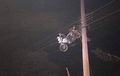 Ada Motor Nyangkut di Kabel Listrik Setinggi 10 Meter, Kok Bisa?