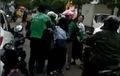 Siswi SMA Ribut di Pinggir Jalan, Pengojek Online Kewalahan Melerai