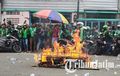 Driver Gojek Se-Jawa Timur Berdemo Sampai Bakar Keranda Simbol Matinya Demokrasi