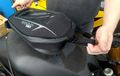 Pasang Braket Tank Bag Shad, Tancap Baut Ke Tutup Tangki, Ini Caranya