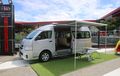 Toyota Hiace Jadi Rumah Berjalan, Tarik Atap Plus Bisa Ngopi