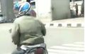 Video Pemotor Lakukan Aksi Saat di Lampu Merah, Kaki Enggak Mau Turun Kena Aspal