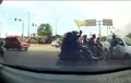 Anarkis! Pemotor Pengiring Jenazah Dihujat, Mobil Melintas Dipukuli