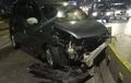Suzuki Ertiga Bumper 'Rontok', Hantam Keras Beton Pembatas Jalan