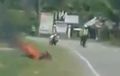 Motor Ludes Dibakar, Helm Dianiaya, Aksi Nekat Pemotor Tak Terima Ditilang
