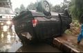 Adu Kebut dengan Pikap, Isuzu Panther Isi 4 Pelajar Terbalik, Sempat Disangka Jatuh dari Tol Becakayu