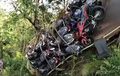Yamaha NMAX 2019 dan V-Ixion Rusak Berhamburan, Truk Pengangkut Terjun Jurang