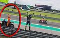Menang Banyak! Marshall Ini Nekat Selfie di Atas Motor Rossi Saat Selebrasi MotoGP Argentina