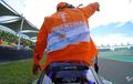 Sungguh Beruntung Nasib Marshal di MotoGP Argentina! Niat Selfie dengan Valentino Rossi, Eh Malah Bisa Naik Motornya