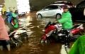 Yamaha NMAX Hingga Vario Berendam di Air, Innova Terabas Banjir Jakarta