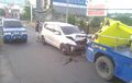 Sayang Banget Suzuki Ertiga Jadi Pesek Tabrak Pembatas Jalan