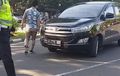 Aksi Arogan Pengemudi Innova Paksa Tembus Car Free Day, Ngakunya Orang Kementerian