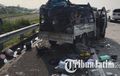 Pikap Isi 5 Orang Bonyok Hantam Pembatas Tol, Melaju 120 Km/jam, Pecah Ban Seketika