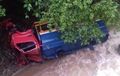 Truk Tangki Air Terjun Bebas Ke Sungai, Satu Korban Terseret Arus Air