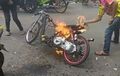 Drag Bike Matic 'Ghost Rider' Dilahap Api, Berhasil Padam Disabet Dedaunan