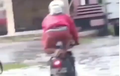 Kocak Tapi Tidak untuk Ditiru! Cara Unik Terabas Banjir di Jalan Ketika Naik Motor