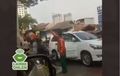 Kijang Innova Berhenti di Jalan, Pria Berdasi Turun Baku Hantam Sama Warga