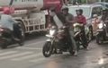 Honda CB150R Dilompati Pejalan Kaki, Berhenti di Zebra Cross, Kena Pukul Mundur