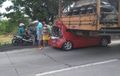 Honda Brio Menancap di Kolong Truk, Atap Terkelupas, Salip Kiri Berakhir Fatal