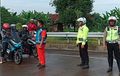 Dihadang Polisi, Pengguna Motor Mau Nekat Masuk Tol , Alasan Banjir