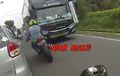 Bikin Dengkul Lemes, Video Kawasaki Ninja 250 Nyaris Sosor Bemper Bus Pariwisata