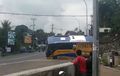 Bus Nyelonong Mundur Nggak Kuat Nanjak, Berakhir Terbalik
