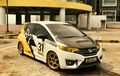 Honda Jazz Ini Gayanya Anak Muda Banget, Pakai Sticker dan Korek Mesin