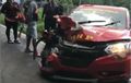 Honda HR-V Terkoyak Sisi Depan Kanan, Roda Pecah, Saling Sambar Lawan Dump Truk