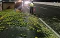 Langsung Jadi Jus, Kronologi Mobil Pikap Bermuatan Jeruk Terguling di Jalan Tol