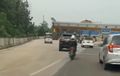 Honda BeAT Nyelonong Di Gerbang Tol, Pengendara Tampak Kebingungan
