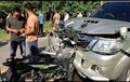 Toyota Hilux Tertancap Suzuki Smash, Bumper Telan Roda Depan