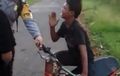 Pelaku Balap Liar Nangis Dibentak Polisi, Minta Ampun Sambil Dorong Motor