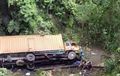Tabrak Pembatas Jalan, Truk Terjun Bebas ke Jurang Sedalam 20 Meter