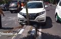 Honda HR-V Nyangkut Pembatas Jalan, Wajah Cium Pohon, Ban Meletus Setir Tak Terkendali
