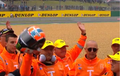 Alex Rins Baik Hati, Meski Finish ke-10 di MotoGP Prancis, Rela Kasih Helmnya ke Marshal
