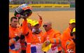 Alex Rins Berikan Helm Kepada Marshal di Le Mans, Pertanda Apa?