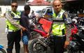 Tega Banget! Oknum Polisi Paksa Tukang Ojek Cium Knalpot Panas