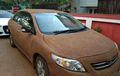 Aneh! Wanita India Tutupi Corolla dengan dengan Ini Biar Gak Kepanasan