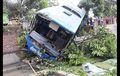 Bus Doa Ibu Terjungkal ke Kolam Ikan, Terpental Hajar Pantat Bus Budiman
