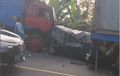 Nissan Grand Livina Dijepit Truk Tronton dan Trailer, Remuk Diperas di Jalan Menurun