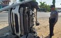 Chevrolet Spin Terjang Motor dan Tiang Lampu Hingga Roboh, Diduga Sopir Ngantuk