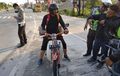 Naik Honda C70, Capres Fiktif Dildo Nurhadi Bikin Polisi Melongo