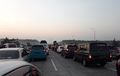 Banyak Pengendara Istirahat di Bahu Jalan, Tol Jadi Macet Parah